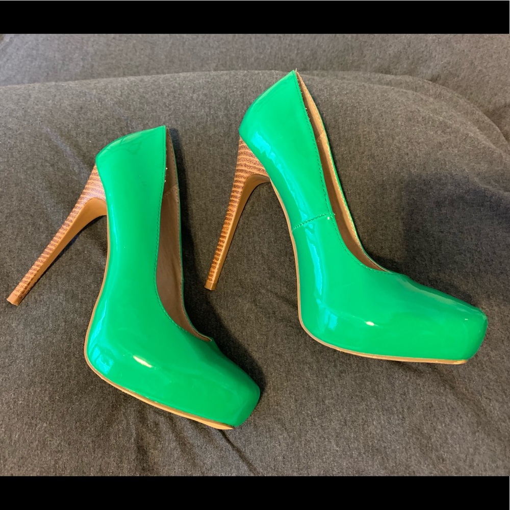 ShoeDazzle bright green platform heels EUC